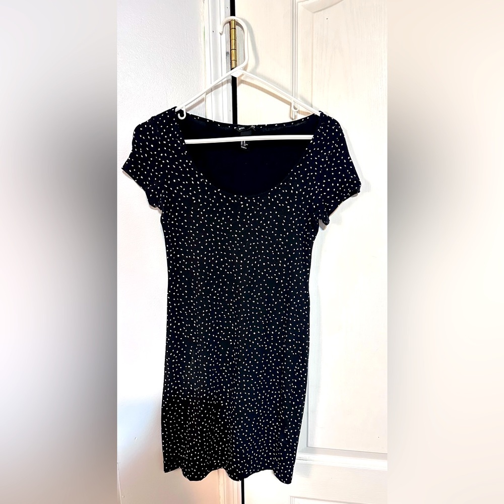 Cotton dress. It doesn’t fit me anymore. It is comfortable and lightly worn.